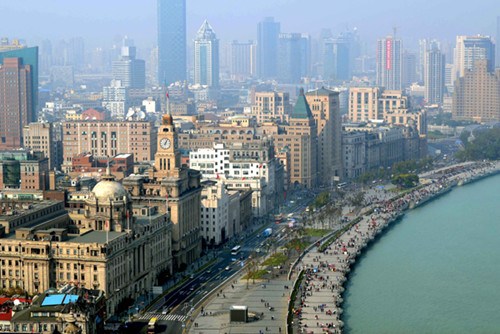 The Bund in Shanghai. The metropolis regained its first place ranking on the list of best cities for business on the Chinese mainland, as the rankings for export-oriented cities such as Guangzhou and Shenzhen dropped, Forbes Magazine said on Wednesday. [Photo/Xinhua]