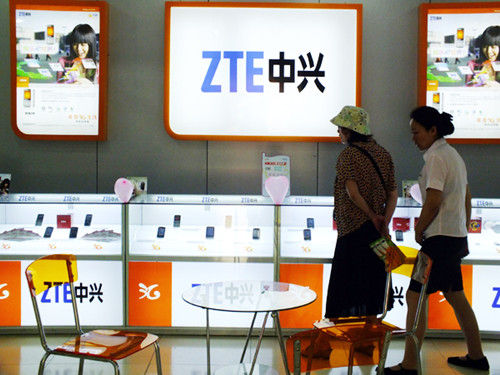 A customer shops in a ZTE franchise store in Yichang, Hubei province. ZTE, the world's fifth-largest telecom equipment vendor, has announced it will invest $30 million in the US. [Photo by LIU JUNFENG / FOR CHINA DAILY]