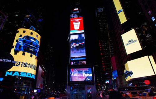 A promotional display of China Auto Rental Holdings Inc illuminates New York's Times Square as after it made its debut on Monday in celebration of the company's 5th anniversary. The 30-second advertisement, which features the name and the logo of the company, is organized by Nasdaq and will be played 90 times a day on the screen until December 15. [Photo provided by Nasdaq]