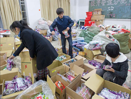 Students of Yiwu Industrial and Commercial College pack parcels in a classroom. Photos by Gao Erqiang / China Daily
