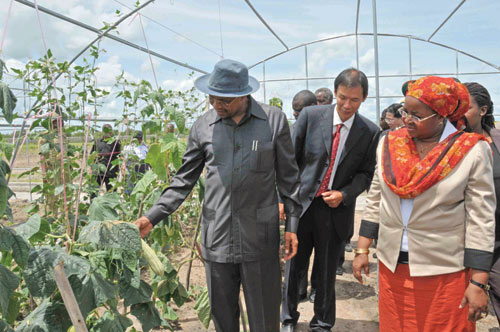 Tanzanian President Jakaya Kikwete (left) and his wife Salma at an agricultural technology demonstration center set up by China in Tanzania. GUO CHUNJU / XINHUA 