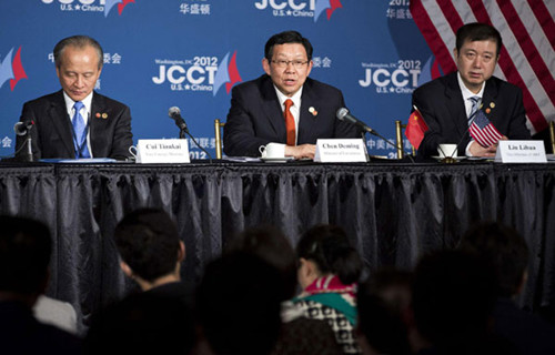 Chinese Minister of Commerce Chen Deming (C) speaks as Chinese Vice Foreign Minister Cui Tiankai (L) and Chinese Vice Minister of Industry and Information Technology (MIIT) Liu Lihua listen during a news conference at the 23rd session of the China-US Joint Commission on Commerce and Trade (JCCT) in Washington December 19, 2012. [Photo/Agencies] 