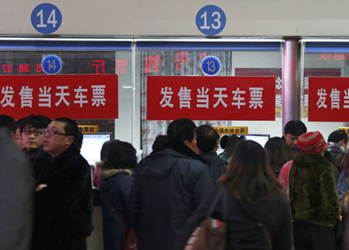 People crowd a ticket office at the Beijing West Railway Station on Thursday. KUANG LINHUA / CHINA DAILY 