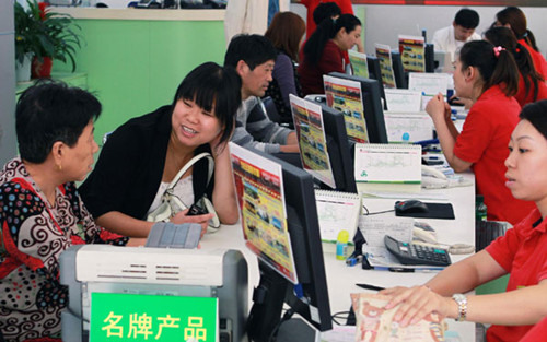 Photo taken on Oct 17, 2012 shows residents talk to staff of a travel agency in Shanghai about travel to Taiwan. [Photo/Xinhua]