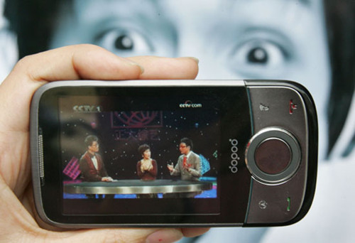 A man demostration a TV program broadcast via a smartphone. Digital media is revolutionizing the way the Chinese use the media and entertainment industry. [Photo/China Daily]