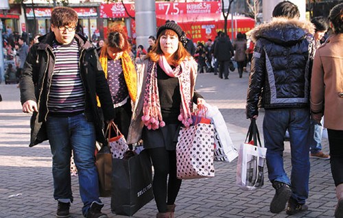 Are Chinese big spenders? In Chinese cities not being disturbed and staying alone during holidays is more difficult than people might think because all the shopping malls and restaurants, both big and small, remind people of the special occasion. [Photo/China Daily] 