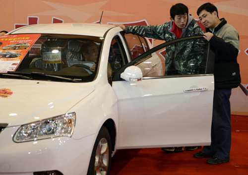People visit an auto show in Jinan, capital of East China's Shandong province on Dec 14, 2012. [Photo/Xinhua]
