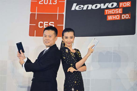 Chen Xudong, senior vice-president and general manager of Lenovo China, and actress Li Bingbing show a Lenovo smartphone at the International Consumer Electronics Show in Las Vegas on Tuesday. [Photo / China Daily]