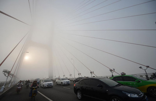Heavy fog envelops Nanchang city in Jiangxi province on Jan 14, 2013. [Photo/Xinhua]