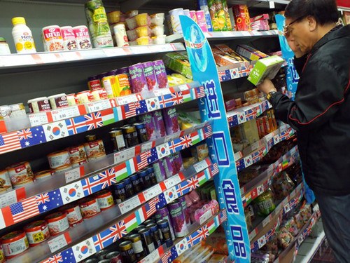 The sales of imported food increased fivefold from 2011 to 2012 at Yihaodian.com, the e-commerce unit of Walmart in China. Experts say the government's efforts to lower tariffs on imported food have made such items more accessible to Chinese customers. [Photo/China Daily]