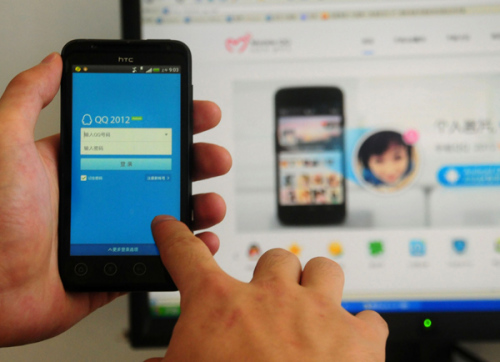 A man uses his smartphone to access the Internet in Taizhou, East China's Zhejiang province on Sept 12, 2012. [Zhou Wei/Asianewsphoto]