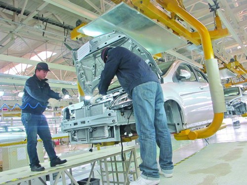 Workers on the assembly line at BAIC Motor Electric Vehicle Co in Beijing. China had filed more than 2,000 patent applications related to new-energy cars by the end of last year. [Photo / China Daily]