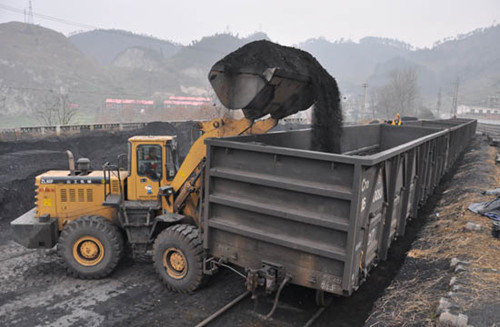 The country's energy consumption will be capped at 4 billion metric tons of standard coal, and power use will be 6.15 trillion kilowatt-hours in 2015, the State Council said on Wednesday. [Photo/China Daily] 