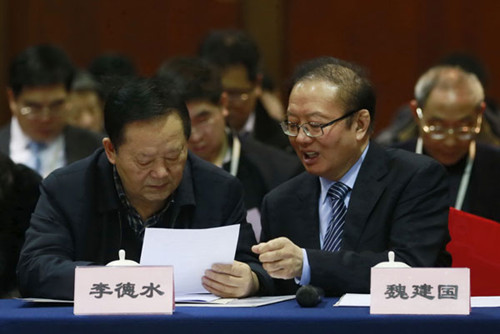 Wei Jianguo (right), general secretary of the China Center for International Economic Exchanges, talks with Li Deshui, deputy director of the economic committee of China's top political advisory body, at the annual meeting of the center in Beijing on Saturday. FENG YONGBIN / CHINA DAILY 