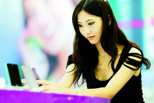 People sent 897.3 billion text messages via their mobile phones in China last year, according to figures from the Ministry of Industry and Information Technology. [Photo / China Daily]