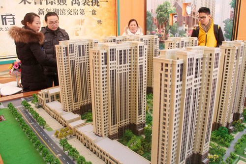 Models of residential properties at a showroom in Nantong, Jiangsu province. Prices in 29 cities increased mildly in November, and in 44 cities in December, against just 14 cities in October, signaling that property prices have bottomed out, said the National Bureau of Statistics. [Photo / China Daily] 