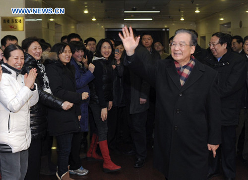 Chinese Premier Wen Jiabao (R front) waves to people during an inspection tour of the National Development and Reform Commission, the country's economic planner, in Beijing, capital of China, Jan. 29, 2013.(Xinhua/Zhang Duo)