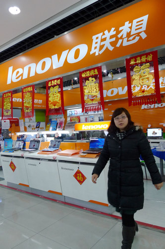 A Lenovo Group Ltd store in an electronics products mall in Tianjin. Lenovo said on Wednesday that its earnings surged to $205 million in the three months ending on Dec 31, a year-on-year increase of 34 percent. [LI SHENGLI / FOR CHINA DAILY]