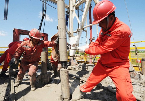 Workers drill an oil well in Daqing, Heilongjiang province. China's domestic crude output will be about 210 million tons in 2013. [WANG JIANWEI / XINHUA]