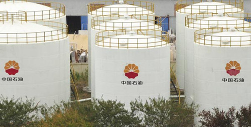 Storage tanks at a refinery facility in Shenyang, Liaoning province. China depends on imports for nearly 60 percent of its petroleum, according to a report by a Chinese think tank. [Photo / China Daily] 