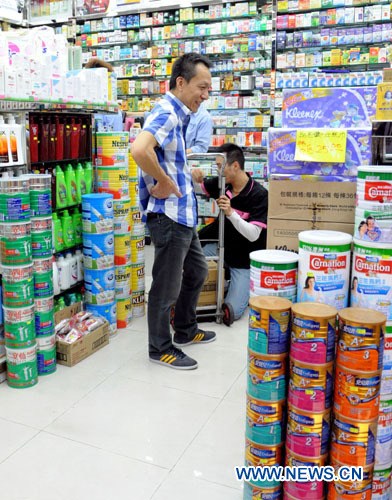 Tins of milk powder are on sale at a pharmacy in Hong Kong, south China, Feb. 1, 2013. The Hong Kong government Friday announced a string of measures to ease up milk powder shortage which included limiting the amount of baby formula taken away from Hong Kong to two tins per person. (Xinhua/Wong Pun Keung)