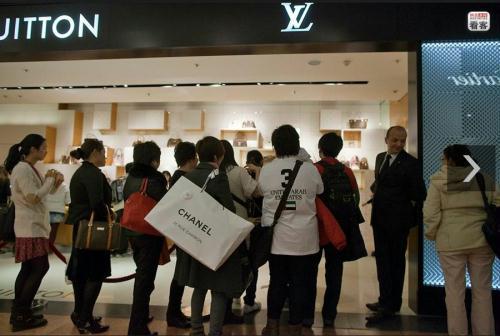 Chinese shoppers flock to Paris