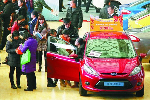 Visitors flock to an auto show in Nantong, Jiangsu province. China's car sales in January rose 9.2 percent from the previous month, the China Passenger Car Association said. [Zhu Jipeng / For China Daily]