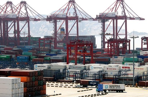 Yangshan Port in Shanghai. Some believe the city's ambitious plan to turn itself into a regional trade hub may threaten Hong Kong's status. [Photo/Xinhua] 