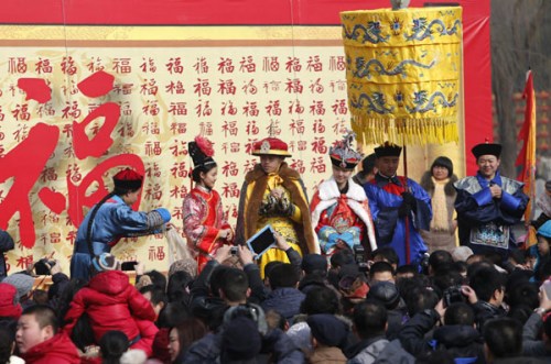 Folk artists perform at a temple fair in Beijing on Feb 13. [Photo/Xinhua]