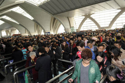 Yinchuan railway station in Ningxia Hui autonomous region sees passenger flows peak on Feb 15, 2013. [Photo/Xinhua]