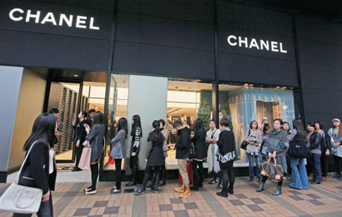 Shoppers from the mainland line up to buy Chanel products in Hong Kong. Many Chinese are increasingly buying luxury goods overseas. [Photo/China Daily] 