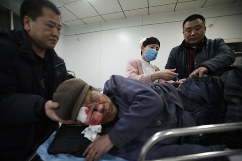 An elderly patient receives a shot to prevent infection at Beijing Tongren Hospital on Feb 9. [WANG SHEN/XINHUA]