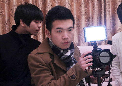 College students producing a micro movie in East China's Jiangxi province. Eyeing the potential of the online micro movie market, Internet sites are now collaborating with third-party program makers as a way of attracting audiences and, consequently, advertisers. [Photo / China Daily] 