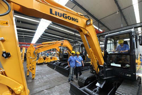 Technicians inspect excavators at the Guangxi Liugong Machinery Co Ltd assembly plant in Liuzhou, Guangxi Zhuang autonomous region. [Photo/Xinhua]