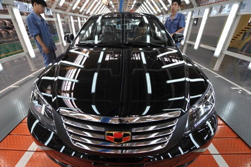 Workers check cars on an assembly line at a Geely production base in Ningbo, Zhejiang province. [Photo/Xinhua] 