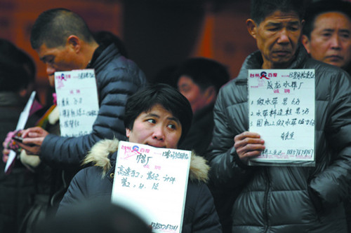 A labor market in Taizhou, Zhejiang province. Businesses in the Yangtze and Pearl River delta areas are having diffi culties recruiting enough workers after the Spring Festival holiday. [PAN KANJUN / FOR CHINA DAILY]