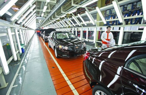 A worker conducts final inspections at Geely Automobile Holdings Ltd's assembly facility in Cixi, Zhejiang province. According to analysts, the carmaker's latest investment in a R&D center in Sweden will help Geely compete with global players.[Photo/China Daily]