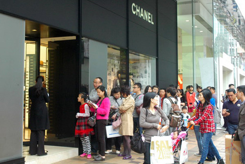 People lining up outside a Chanel outlet in Hong Kong. According to a report conducted by France-based market research company Ipsos, nearly half of Chinese urban women intend to buy luxury goods and more than 60 percent plan to buy bags, dresses, shoes, accessories and jewelry. [Photo/China Daily]