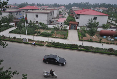 Spacious homes for villagers in Qingzu town, Puyang county, Henan province. Wu Hailong, China's ambassador to the European Union, said the two sides are looking at various methods of advancing China's urbanization process. [Photo/China Daily]