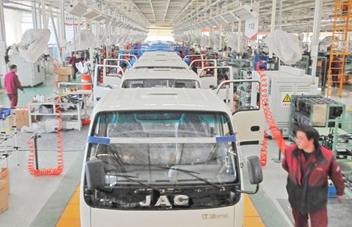 Workers assemble light trucks at a Jianghuai Automobile Co Ltd plant in Qingzhou, Shandong province. [Photo/China Daily]