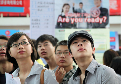 College graduates attending a talent fair in Yongzhou city in Hunan province.[Photo by Tao Xuri/For China Daily]