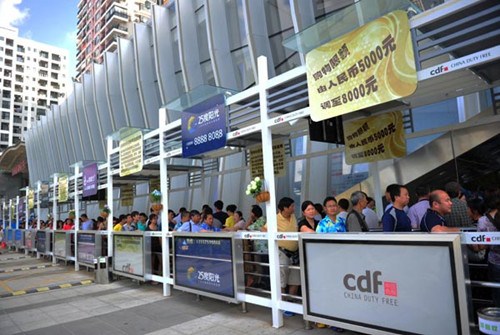 People lining up outside the China Duty Free shop in Sanya, in South China's Hainan province. [Photo/China Daily]