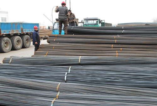 Workers prepare reinforced steel bars for shipment in Nantong, Jiangsu province. China's demand for steel and iron ore is closely monitored as it largely serves as the sector's barometer and affects the profitability of major mining firms. [Photo/China Daily]