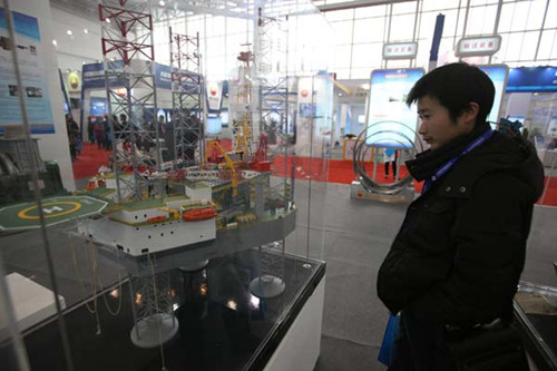 A visitor at the China International Petroleum and Petrochemical Technology and Equipment Exhibition, which opened in Beijing on Tuesday. About 1,500 companies from 62 countries and regions are displaying their technologies and equipment at the show. [Photo/China Daily]