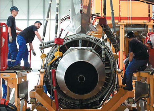 Employees work on an Airbus SAS A320 airplane at the company's plant in Tianjin. [Photo/China Daily]