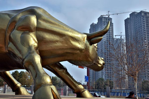 Shanghai's office and retail property sectors will see significant increases in large-scale deals this year, supported by investors' strong interest in commercial real estate, according to a research report from international property consultant Knight Frank. [Photo/China Daily]