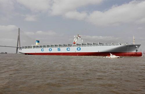 China COSCO Holdings Co's two consecutive years of losses put the company on a special treatment list. Losses in the dry-bulk sector widened a dramatic 64 percent from a year ago to 4.5 billion yuan. [Photo/China Daily]