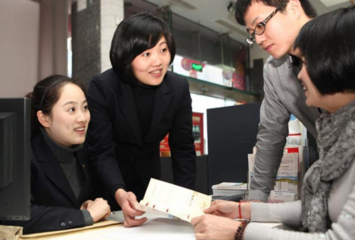 A bank employee introduces products to customers in Wenzhou, Zhejiang province. Standard & Poor's estimated that shadow banking took up 22.9 trillion yuan of credit in China by 2012. [Photo/Xinhua]