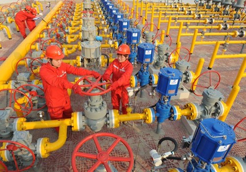 A natural gas facility in Puyang, Henan province. China is expected to benefit from US exports of shale oil and shale gas due to their impact on global energy prices. [Photo/China Daily]