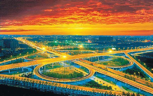 The busy expressways of Chengdu, capital of Sichuan province. The city has become a hub for many global financial service companies and manufacturing giants. [Photo/Provided to China Daily]